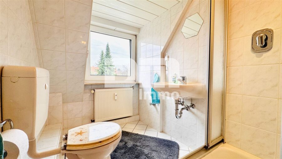 Solides Ein- bis Dreifamilienhaus + zwei Garagen mit großem Grundstück in Traumlage - DG Badezimmer / Dusche